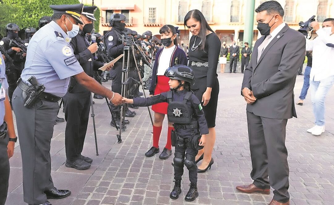 Una niña fue uniformada como elemento del grupo táctico de la policía municipal en una ceremonia en León.