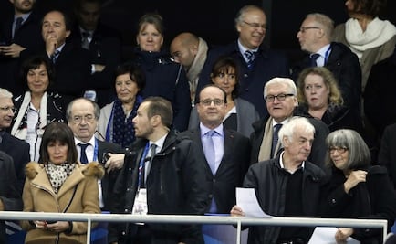 Hollande abandona estadio tras atentados en París