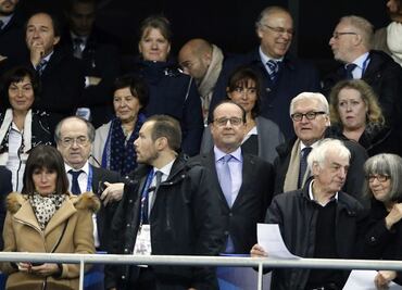Hollande abandona estadio tras atentados en París