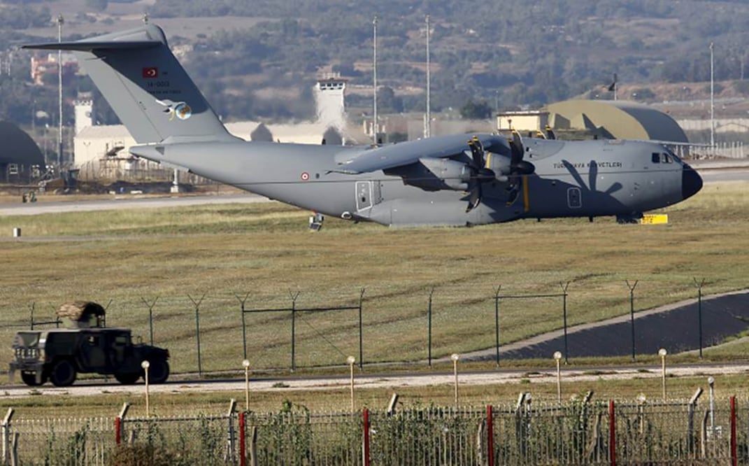 El diario progubernamental Sabah asegura que varios F-16 despegaron anoche a las 19:30 GMT de la base áerea de Diyarbakir y bombardearon diferentes posiciones del EI en el norte de Siria (REUTERS)