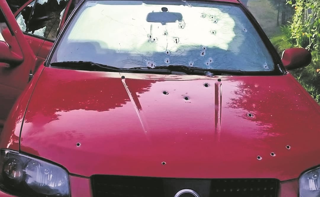 El vehículo Nissan Sentra en el que fueron encontrados los cuerpos tenía por lo menos 35 impactos de bala. Foto: ESPECIAL