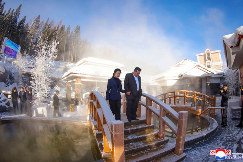El líder de Corea del Norte, Kim Jong-un, visitó un lujoso complejo hotelero de montaña dotado de baños termales y restaurantes de barbacoa acompañado de su hija, de quien se especula que podría ser la heredera del régimen, afirmó este martes la agencia estatal de noticias norcoreana KCNA. Foto: EFE