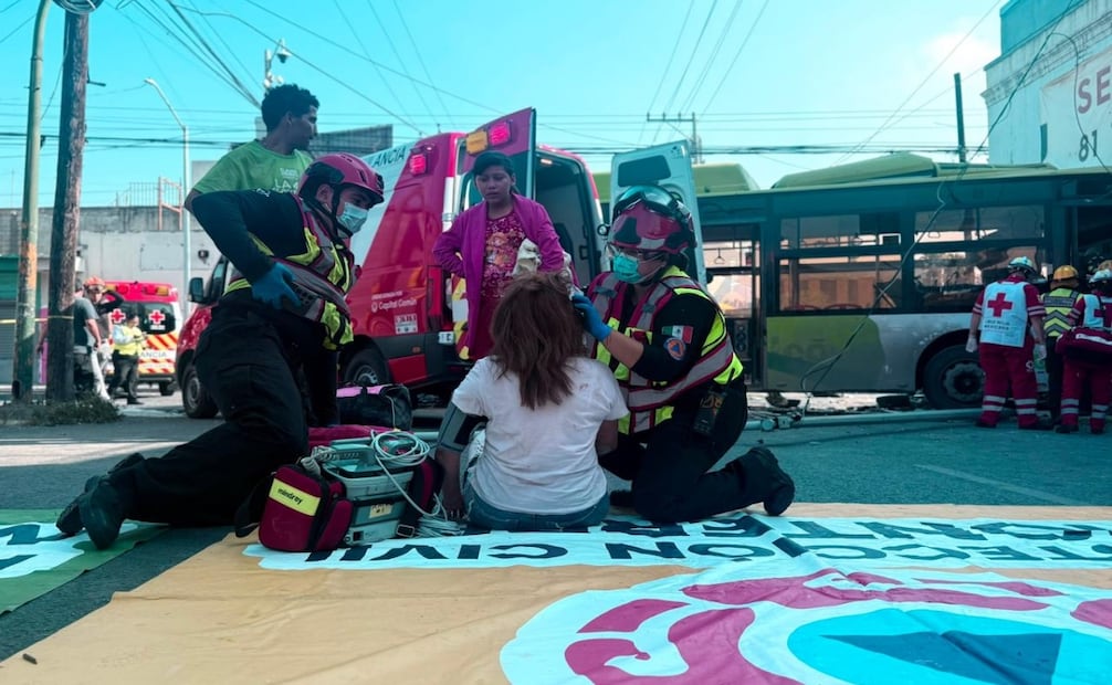 Chocan dos camiones de transporte público en Monterrey. Foto: Especial