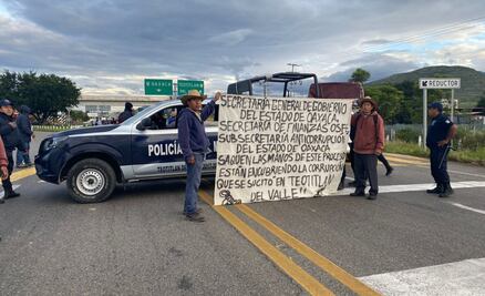 Pobladores de Teotitlán del Valle bloquean carretera 190; exigen respeto a destitución de edil