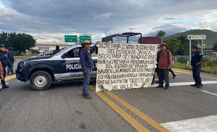 Pobladores de Teotitlán del Valle bloquean carretera 190; exigen respeto a destitución de edil