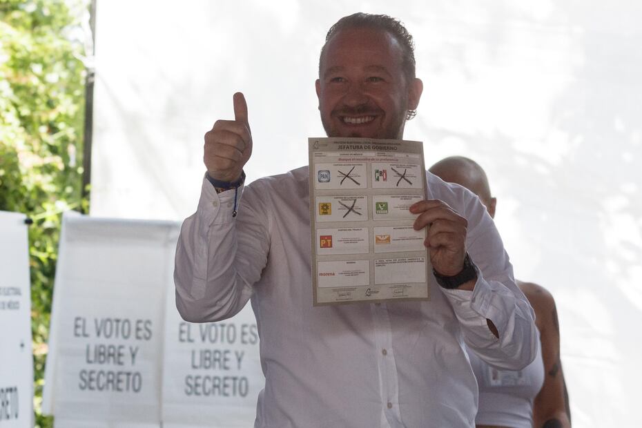 El candidato a la jefatura de Gobierno Santiago Taboada emitió su voto en Saturnino Hernán, en la alcaldía Benito Juárez. Foto: Yaretzy Oznaya / EL UNIVERSAL