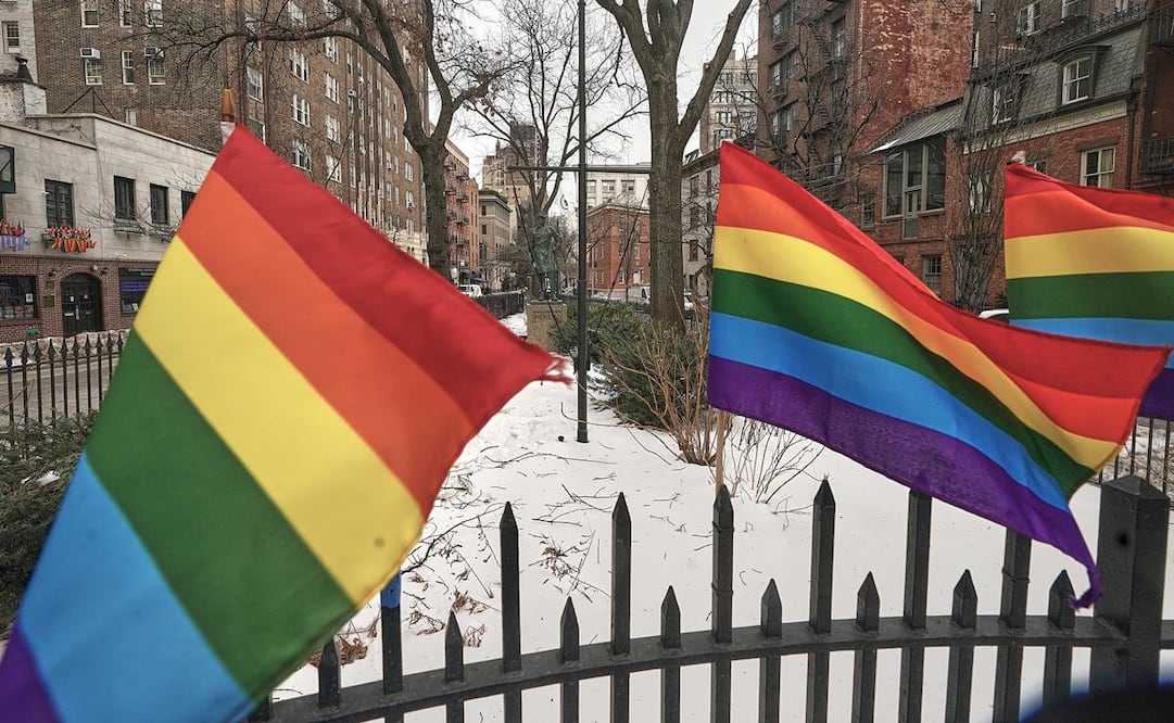 Pequeñas banderas del Orgullo adornan una valla en el Monumento Nacional Stonewall, mientras que la administración Trump ha dejado de ondear una bandera arcoíris en el asta, en el centro, en Nueva York, el martes 10 de febrero de 2026. Foto: AP
