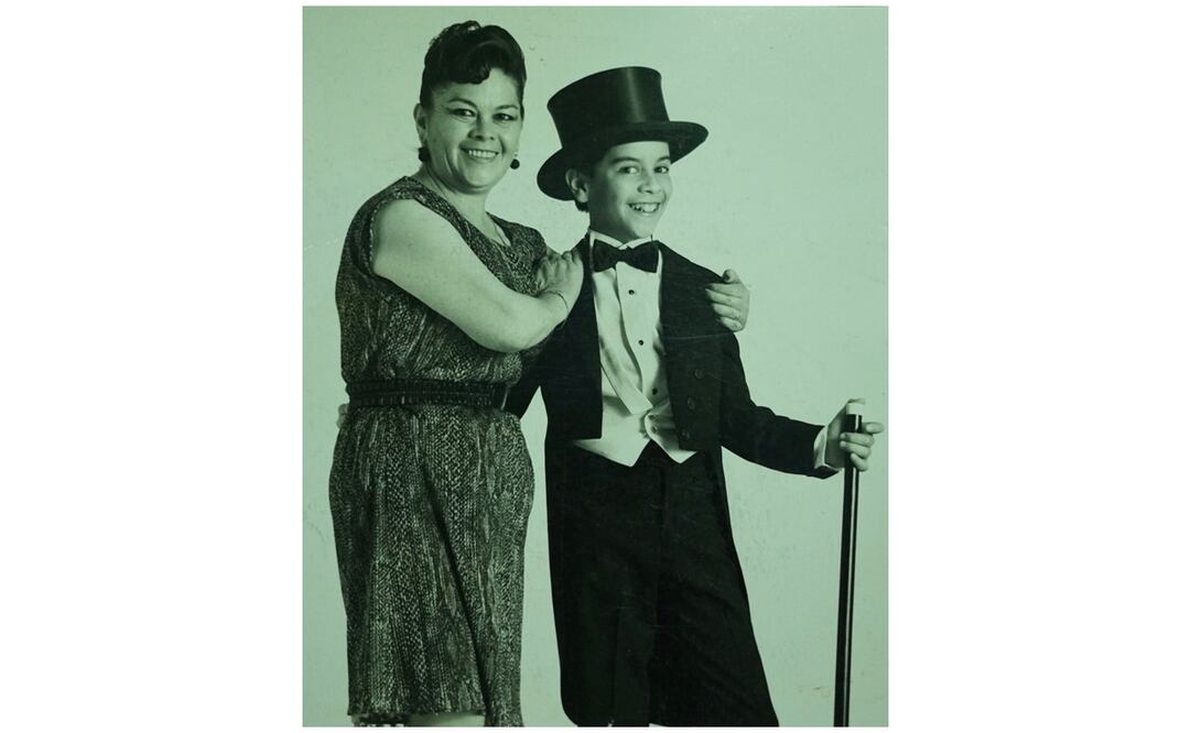 Espejel compartió en Twitter una fotografía con su madre. Foto: Especial