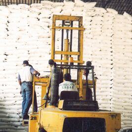 Bloquean bodegas azucareras; está en riesgo el suministro