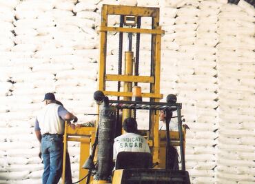 Bloquean bodegas azucareras; está en riesgo el suministro