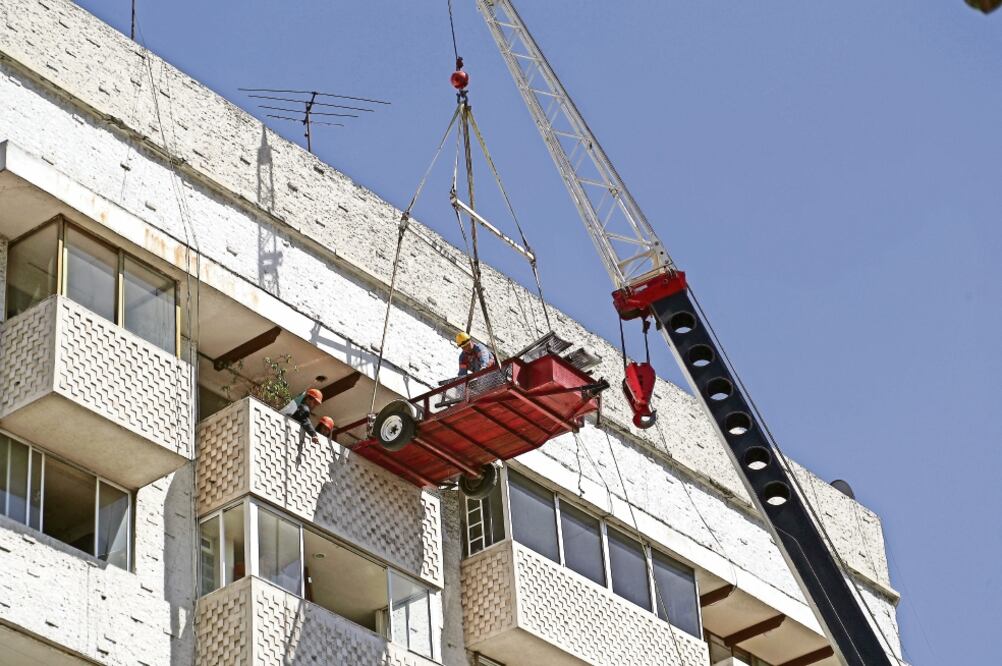 Los colonos tuvieron que contratar una grúa para ingresar a su departamento, fueron acompañados por personal de Protección Civil (ALEJANDRO ACOSTA. EL UNIVERSAL)