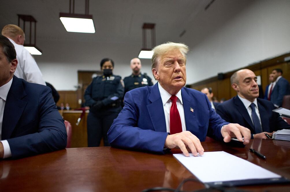 El expresidente estadounidense Donald Trump asiste a su juicio por supuestamente encubrir pagos de dinero vinculados a relaciones extramatrimoniales, en el Tribunal Penal de Manhattan en la ciudad de Nueva York. Foto: AFP