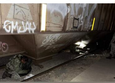 Ejército halla presunta droga debajo de tren de carga en Sinaloa; estaba dentro de 109 bolsas transparentes