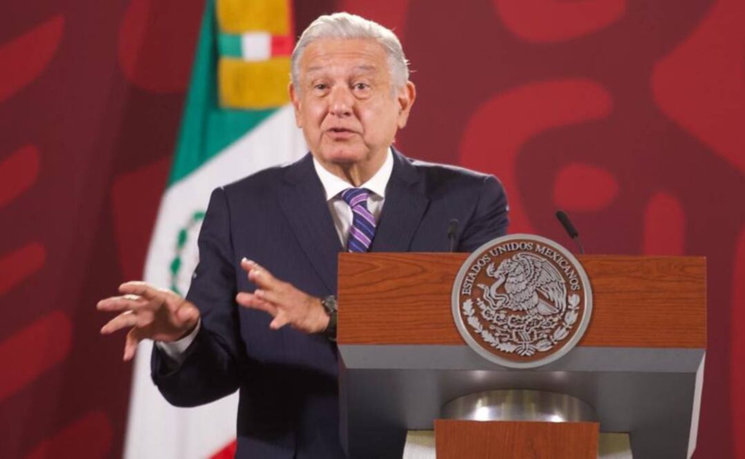 En su conferencia matutina, el presidente López Obrador se comprometió a mantener precios bajos en los combustibles. Foto: Germán Espinosa/EL UNIVERSAL
