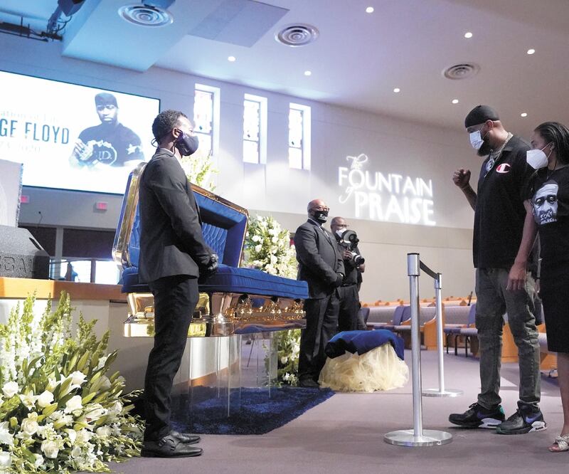 Decenas de personas acudieron al funeral de George Floyd, en Houston, Texas, quien falleció por asfixia a manos de la policía. DAVID J. PHILLIP. AP