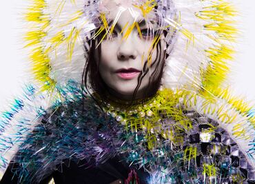 Björk come y se pasea por la colonia Roma