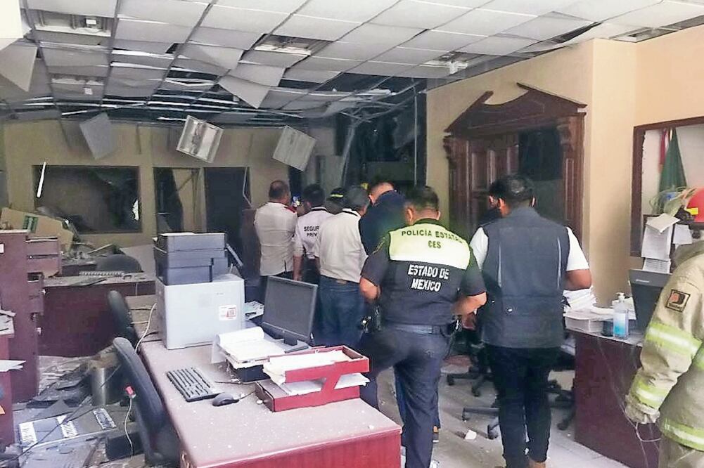 La detonación en los juzgados cercanos al penal de Cuautitlán propició el despliegue y movilización de cuerpos de seguridad, bomberos y paramédicos. Foto:CORTESÍA