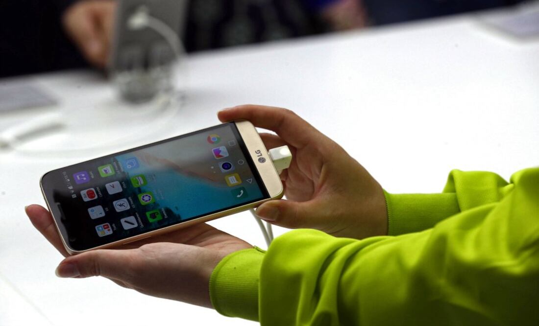 El equipo cuenta con un sistema de sonido B&O y lente gran angular