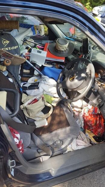 Policía detiene a conductor por llevar su auto lleno de basura