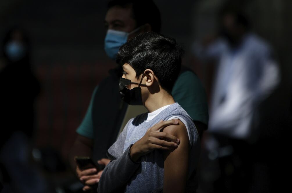 Joven espera en el área de observación después de recibir una dosis de la vacuna antiCovid. Foto: Xinhua / Francisco Cañedo
