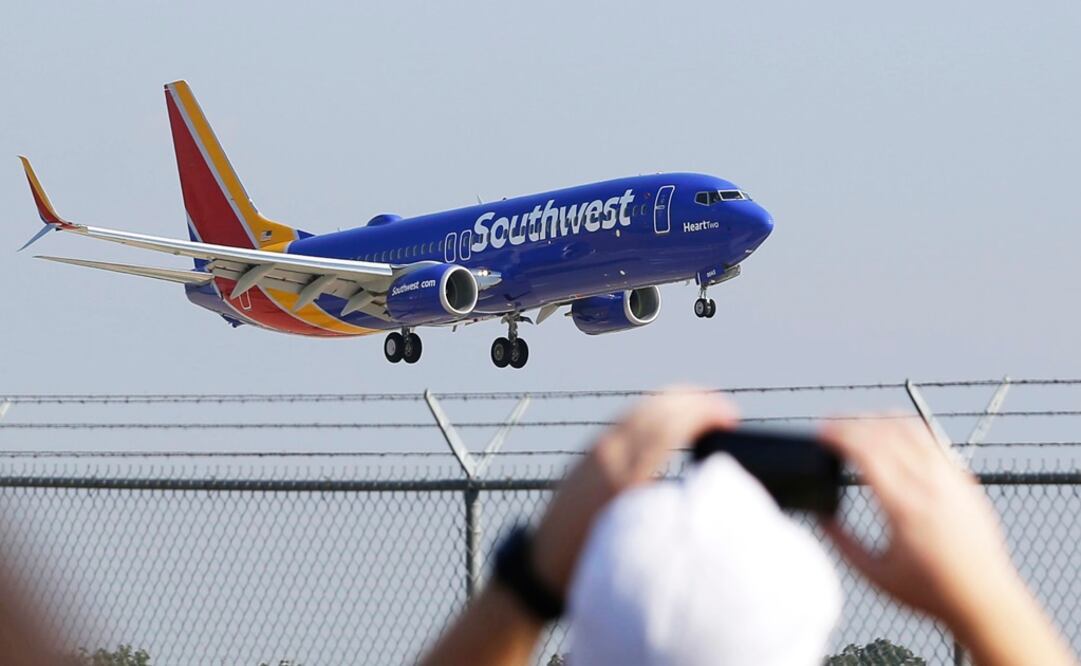 La noticia del incidente se produce después de que los investigadores dijeran que un Boeing 737 Max 8 operado por Southwest sufrió daños significativos tras realizar un "Dutch roll" durante un vuelo de Phoenix a Oakland en mayo. Foto: AP/ Archivo