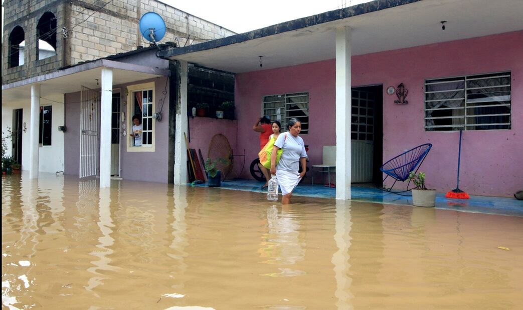 Los remanentes de la tormenta tropical Nadine durante el fin de semana dejaron un saldo de cinco muertos y dos desaparecidos; así, como inundaciones y deslaves en Veracruz, Chiapas, Tabasco y Oaxaca.. Foto: Luma López/EL UNIVERSAL