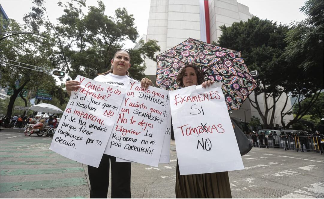 Colectivos a favor y en contra de la reforma judicial se manifiestan afuera del Senado de la República. Foto: Gabriel Pano/EL UNIVERSAL