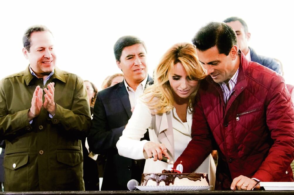 Con pastel, Enrique Peña Nieto festejó 50 años en el Estado de México acompañado del gobernador Eruviel Ávila y su esposa Angélica Rivera (FOTO TOMADA DE FACEBOOK)