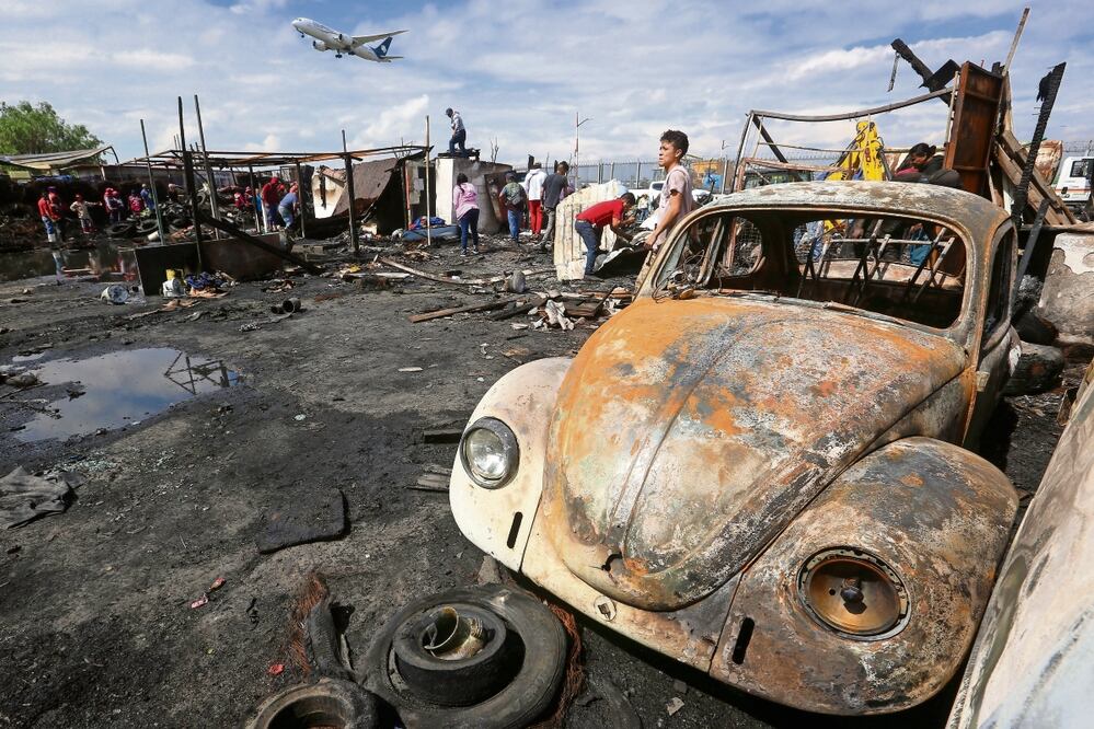 Afectados por el incendio de este lunes aseguran que días antes se percibía olor a combustible. Foto: de Luis Camacho. El Universal
