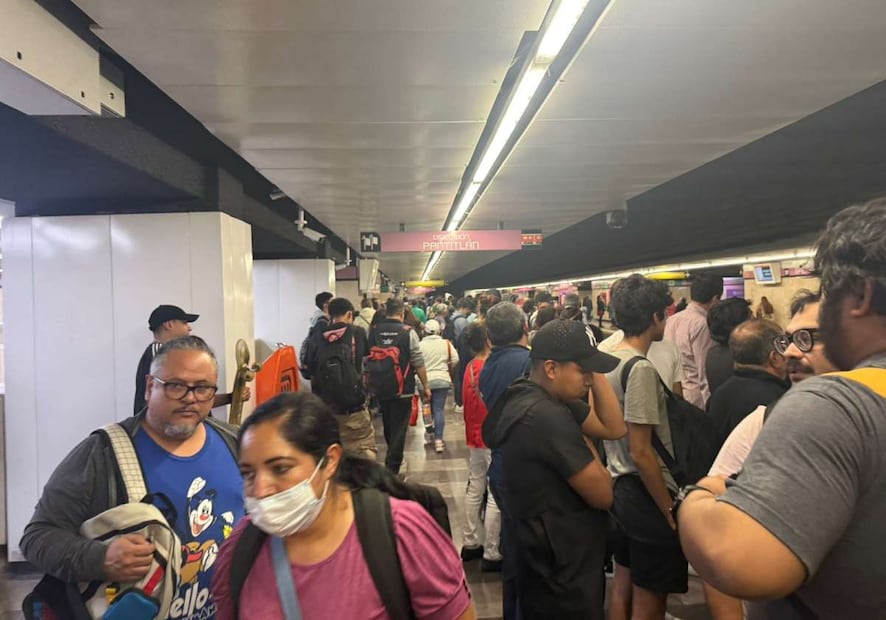 Se observaron largas filas para acceder a los convoyes que arribaban a las estaciones ya con alta afluencia de usuarios. Foto: Laura Arana / EL UNIVERSAL