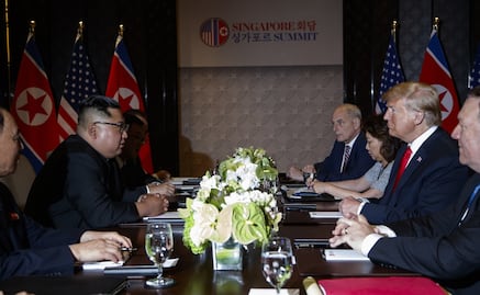 Trump y Kim Jong-un charlan a solas y luego con sus equipos 