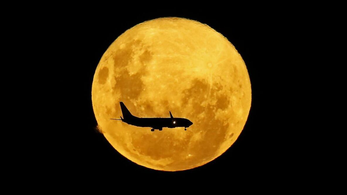 Un avión pasa por delante de la Luna, desde Curitiba, Brasil, el 9 de marzo de 2020. Foto: Getty Images