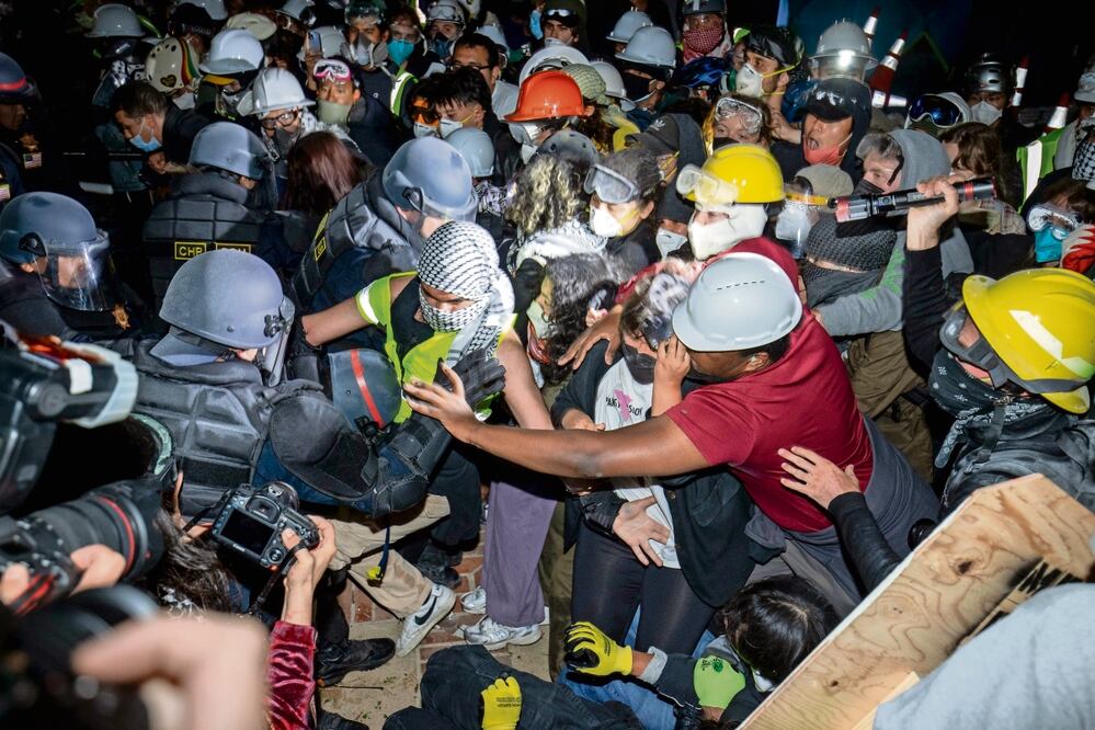 Policías y estudiantes se enfrentaron este jueves en la Universidad de California en Los Ángeles (UCLA) durante el desalojo de las barricadas levantadas por manifestantes contra la guerra en Gaza. Foto: Ethan Swope | AP