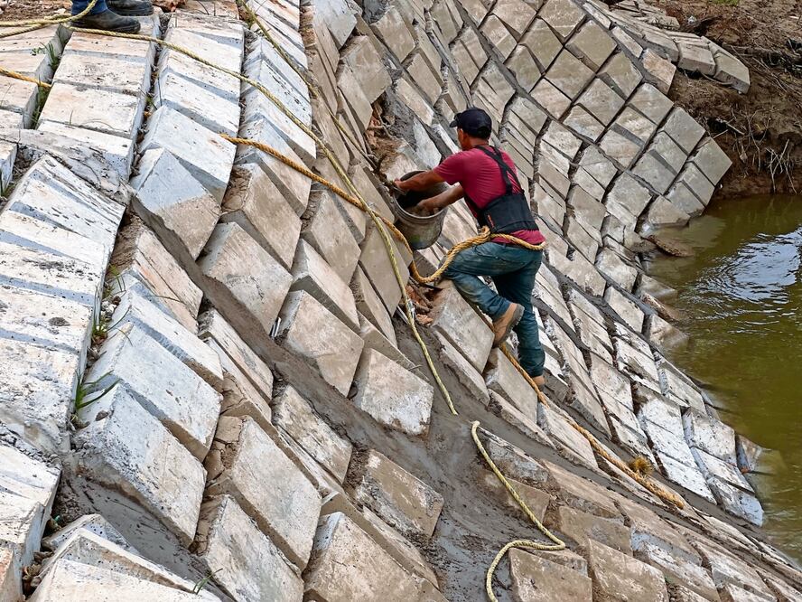 Trabajadores rellenan huecos entre losas debido a que el presidente López Obrador supervisará la obra. Foto: Luma López