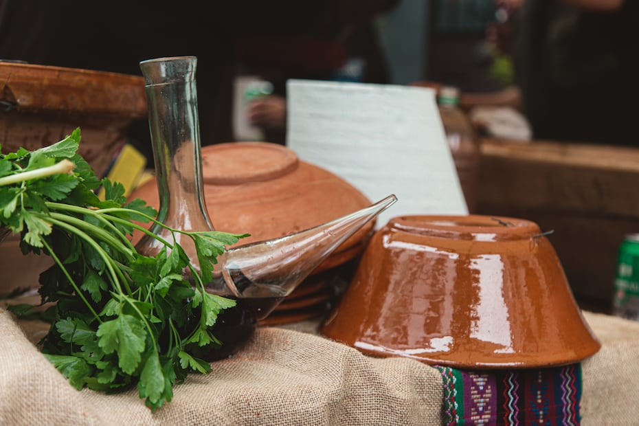 Agregar vinagre a las ollas de barro ayuda a eliminar residuos y cerrar los poros del material. Foto: Freepik