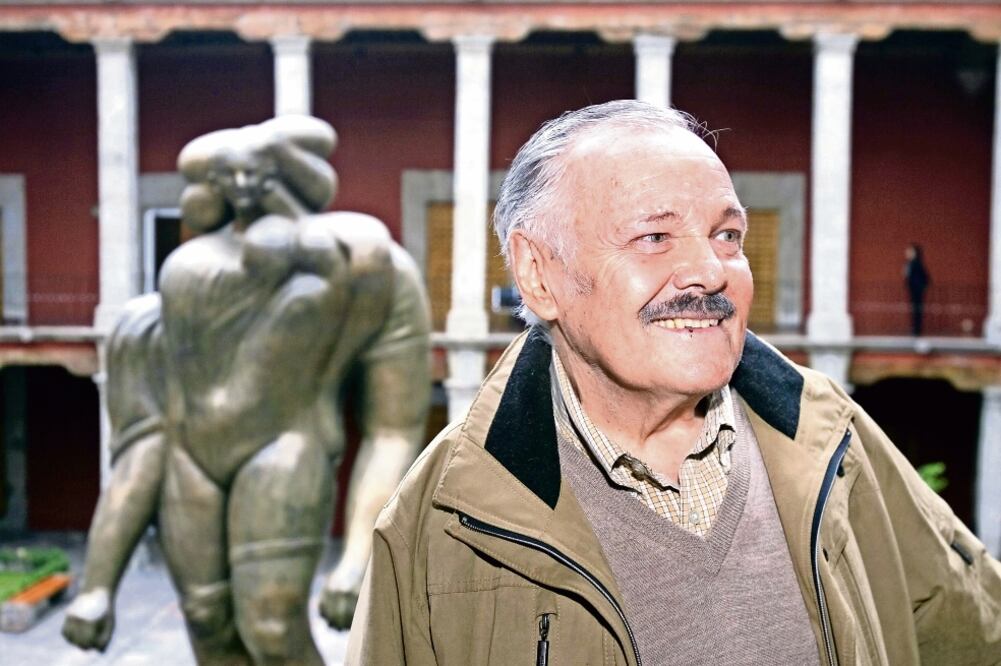 A los 12 años, ante un mural de Roberto Montenegro, Cuevas decidió ser artista. En la imagen, junto a su escultura emblemática, La Giganta (ARCHIVO EL UNIVERSAL)