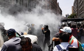 Piedras, gases y empujones en choque de policías con la CNTE. Foto: Huego Salvador / EL UNIVERSAL