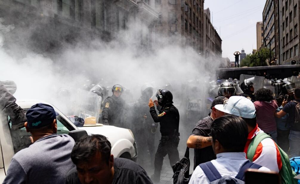 Piedras, gases y empujones en choque de policías con la CNTE. Foto: Huego Salvador / EL UNIVERSAL