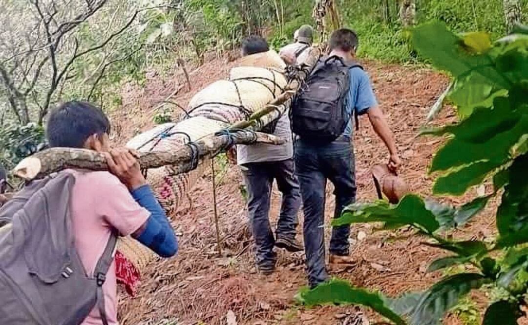 Pobladores trasladan caminando un cuerpo sin vida por los cortes carreteros y la creciente de ríos en la Montaña. Foto: Especial