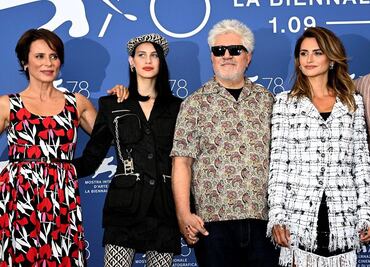 Pedro Almodóvar y Penélope Cruz desfilan en Venecia