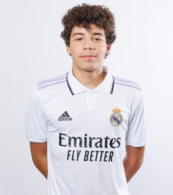 Enzo Alves con la camiseta del Real Madrid - Foto: Real Madrid