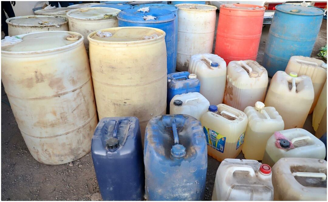 Se aseguraron 2 mil 700 litros de hidrocarburo almacenados en diversos contenedores tras los operativos en Cuautepec y Santiago Tulantepec, Hidalgo (18/12/2024). Foto: Especial