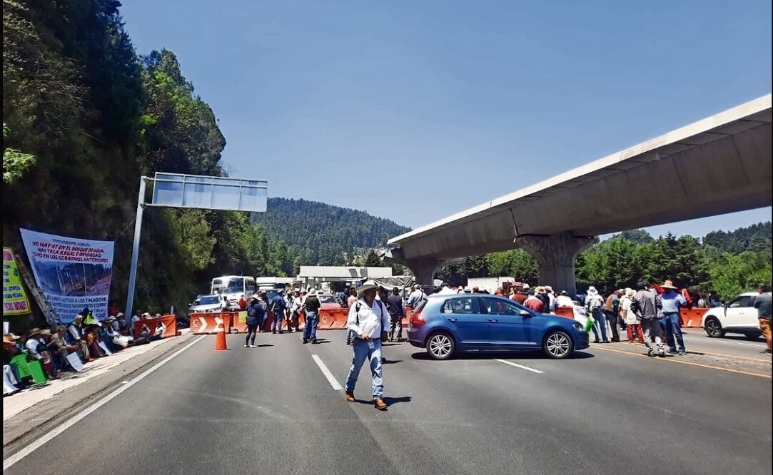 Para impedir el paso de vehículos los vecinos colocaron un camión atravesado y ni a los motociclistas dejaron pasar, Foto: Especial