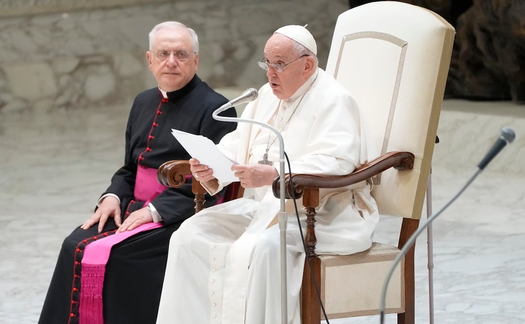 El papa Francisco lee su discurso durante la audiencia general semanal en el Aula Pablo VI, Vaticano. Foto: AP