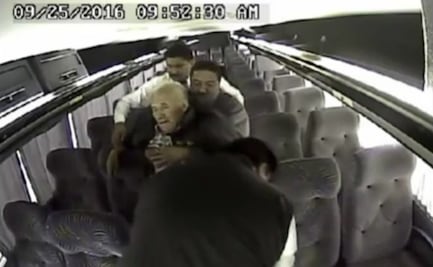 Sedan a adulto mayor para robarle en Edomex