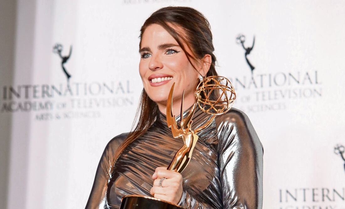 Souza lució feliz su pancita de embarazo y su premio. Foto: EFE