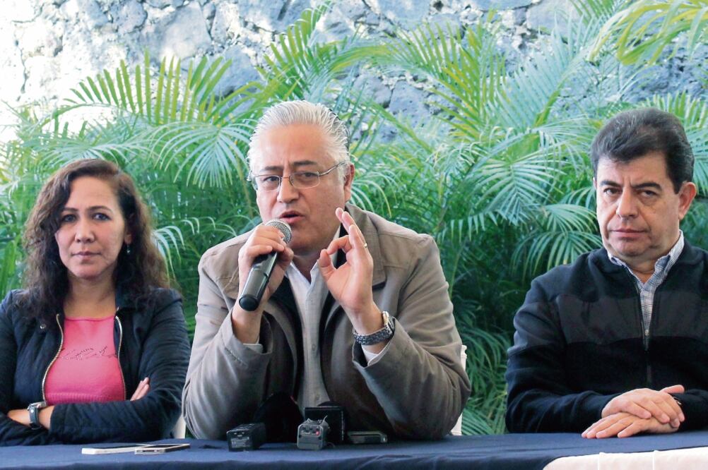 El rector de la Universidad Autónoma del Estado de Morelos, Alejandro Vera, se dejó ver junto a su esposa al dar una conferencia de prensa en las instalaciones universitarias Los Belenes (CIUDADANOS MX)