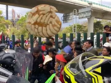 VIDEO: Concha voladora roba miradas durante trifulca en bloqueo de maestros en Periférico