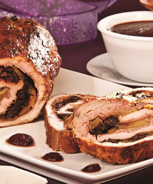 Rollo de lomo de cerdo relleno de manzana con adobo