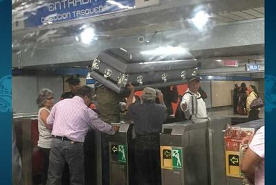 Ingresan con ataúd al Metro
